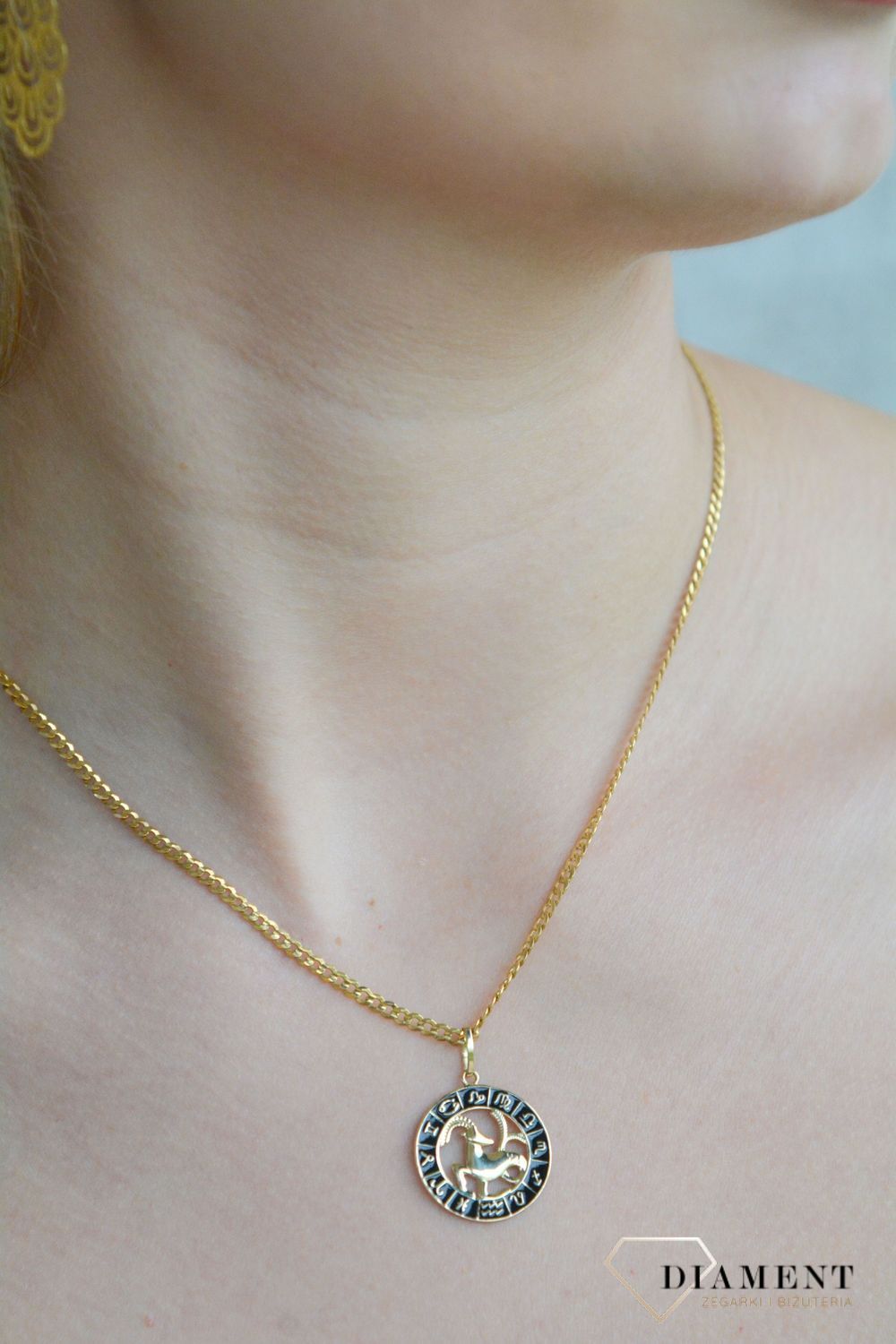 Złota zawieszka 585 znak zodiaku Koziorożec z czarną emalią w kółku ZA 7310G.jpg